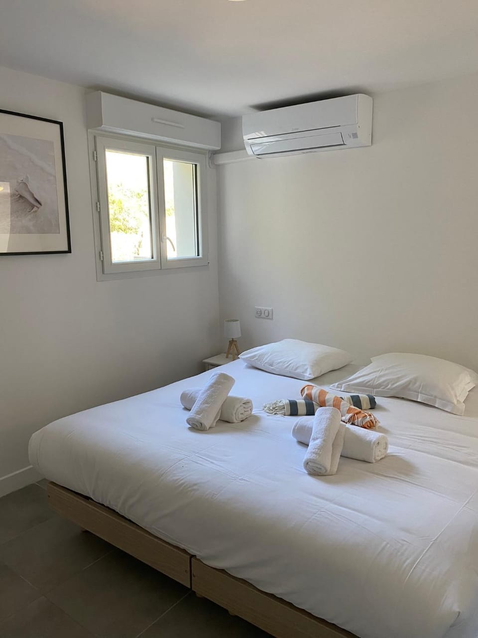 Bedroom, towels, washing machine, air conditioner