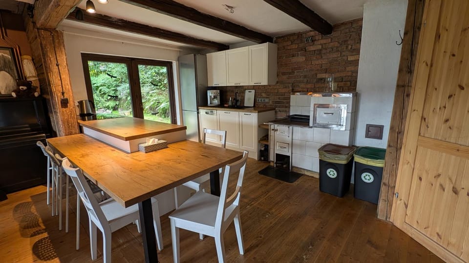 Coffee/tea facilities, Kitchen or kitchenette, Dining area, dishwasher, oven, stove, toaster