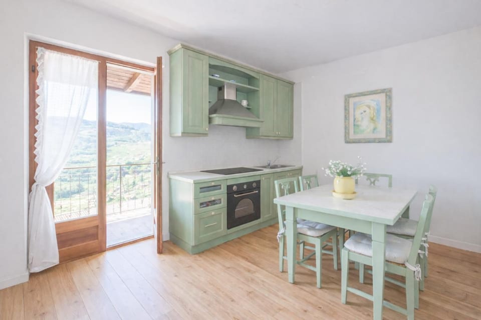 Kitchen or kitchenette, Dining area, oven, stove