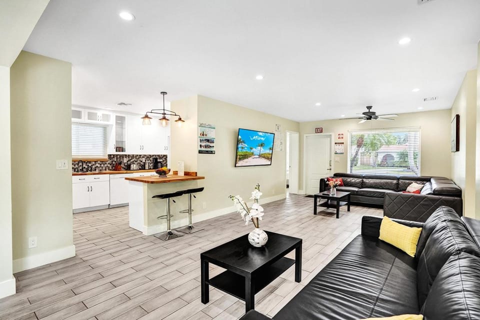 TV and multimedia, Kitchen or kitchenette, Living room, Seating area