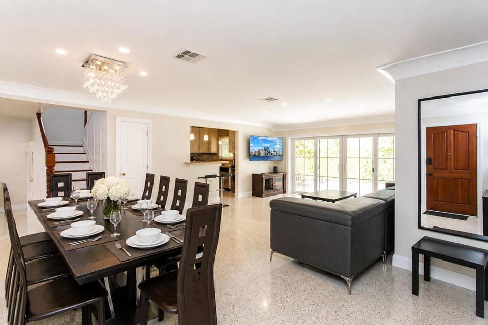 TV and multimedia, Kitchen or kitchenette, Living room, Seating area