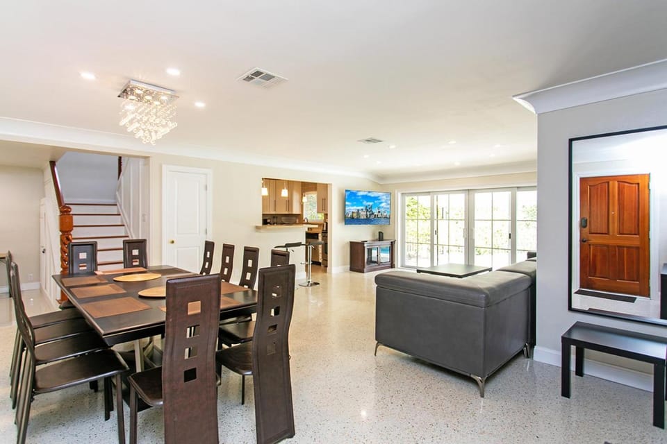 TV and multimedia, Kitchen or kitchenette, Living room, Dining area