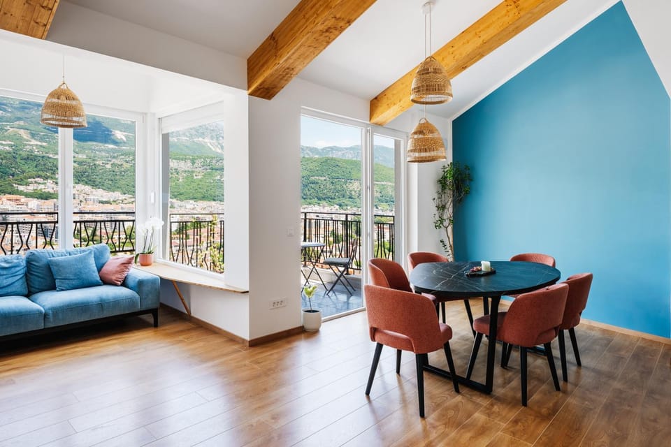 Balcony/Terrace, Living room, Seating area, Dining area, Mountain view