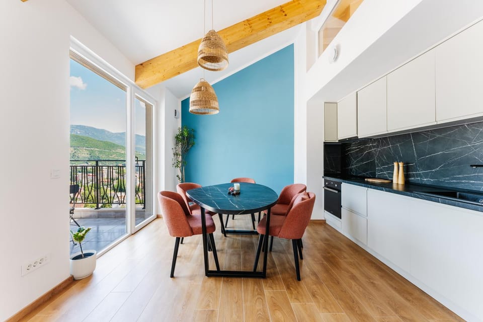 Kitchen or kitchenette, Living room, Seating area, Dining area, Mountain view