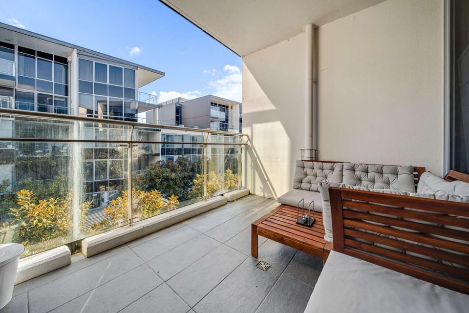 Canberra Lakefront 2-Bed with Gym & Parking Apartment in Canberra