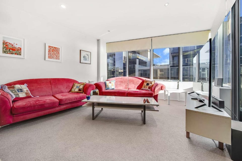 Canberra Lakefront 2-Bed with Gym & Parking Apartment in Canberra