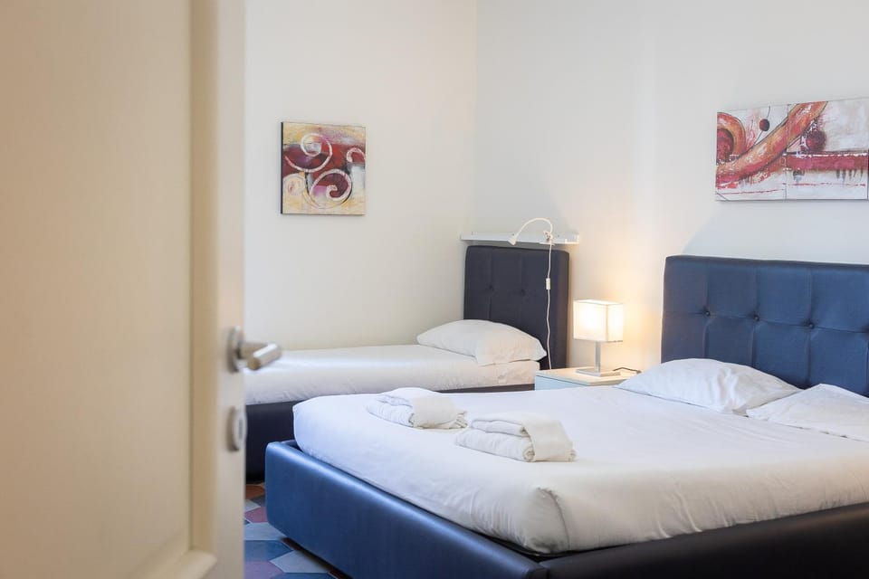Bed, Bedroom, towels