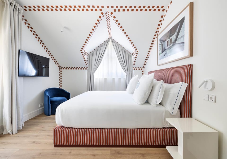 Bed, TV and multimedia, Photo of the whole room, Decorative detail, Bedroom