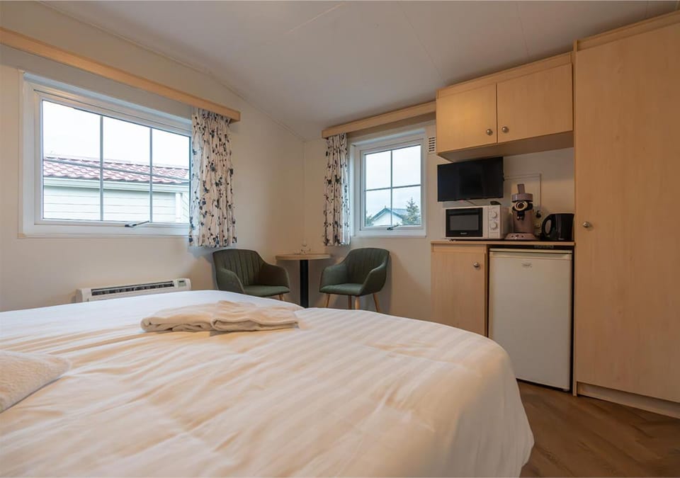 Kitchen or kitchenette, Bedroom, minibar