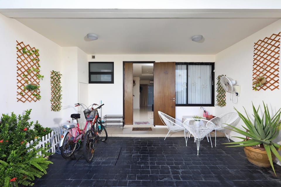 Facade/entrance, Day