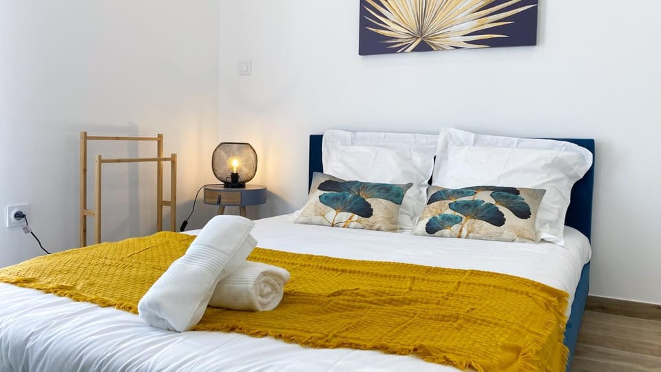 Bed, Photo of the whole room, Decorative detail, Bedroom, towels