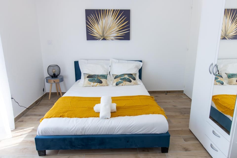 Bed, Photo of the whole room, Bedroom, wardrobe
