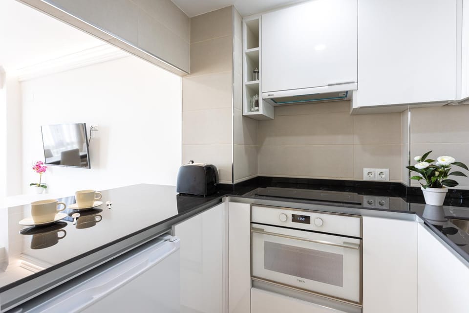 Kitchen or kitchenette, pet friendly, stove, toaster
