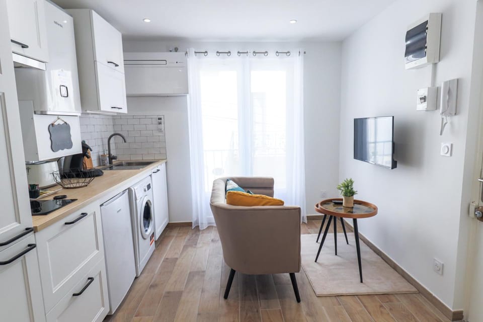 Coffee/tea facilities, Kitchen or kitchenette, Dining area, minibar, stove, toaster, washing machine, dryer, kitchen, air conditioner