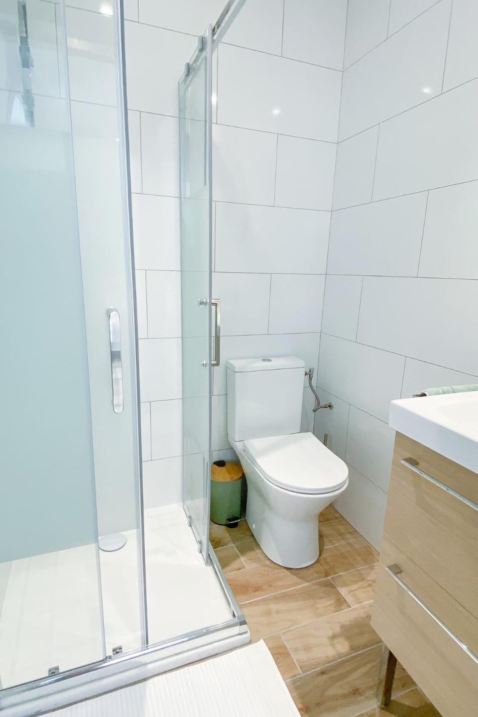 Shower, Toilet, Bathroom, towels