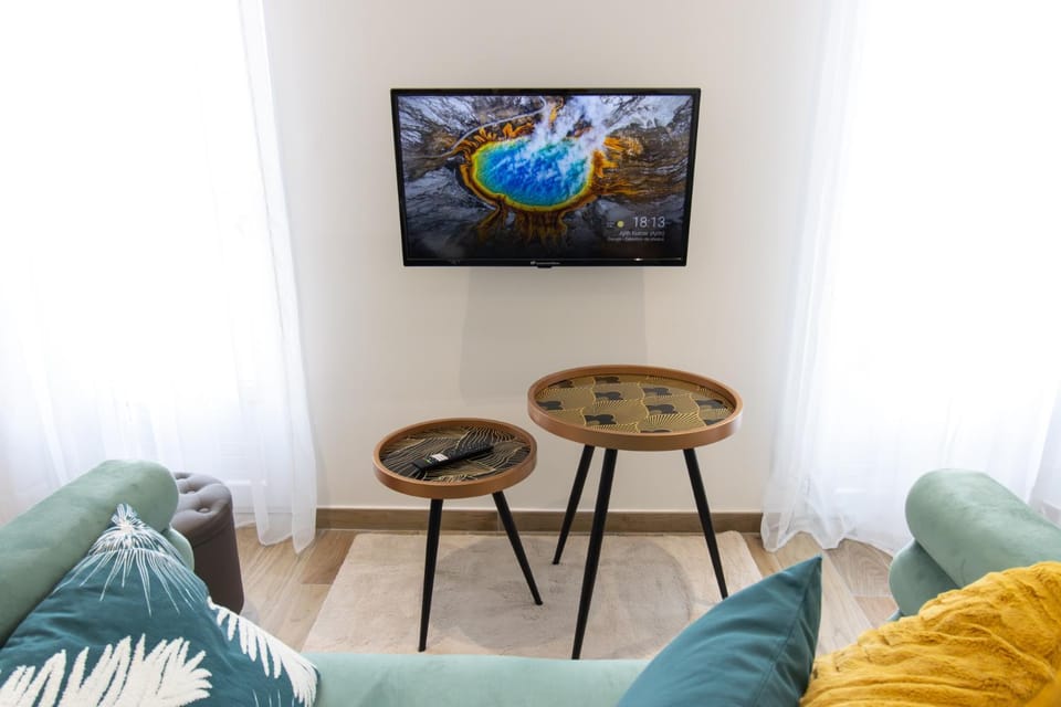 TV and multimedia, Living room, Decorative detail, Seating area, locker