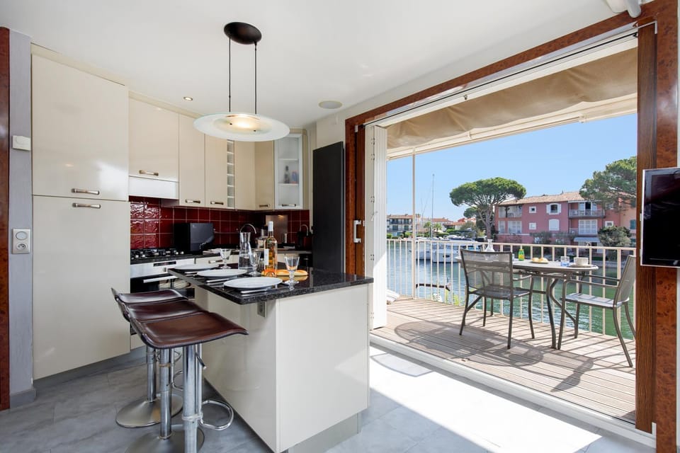 Property building, View (from property/room), Balcony/Terrace, Dining area