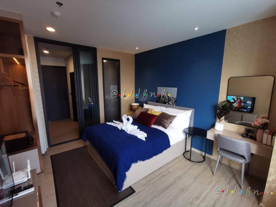Bed, TV and multimedia, Living room, Photo of the whole room, Seating area, Bedroom, hair dresser, wardrobe