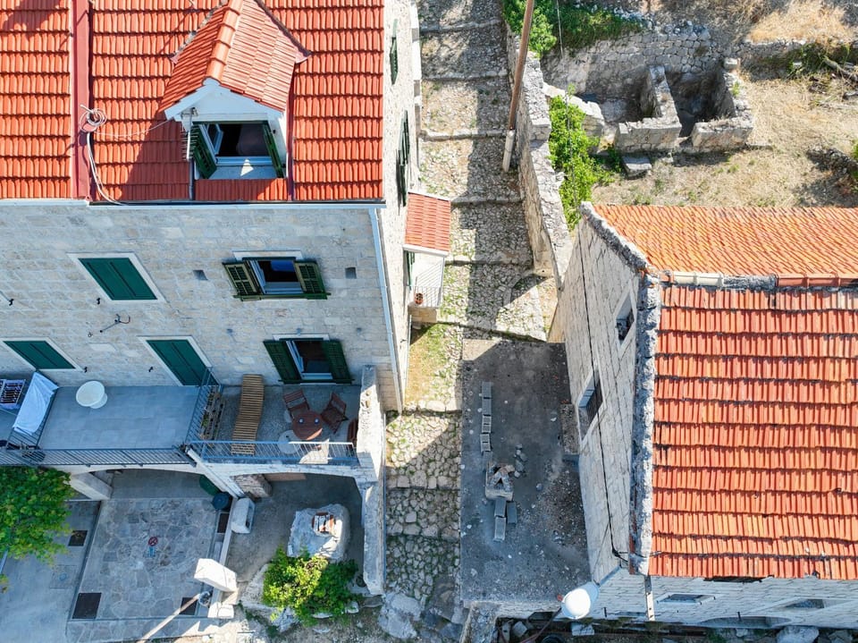Stone house Kurtić stara Podgora House in Split-Dalmatia County