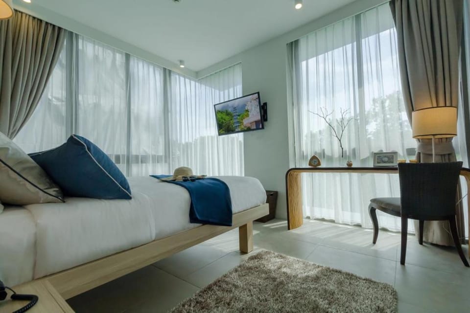 Bed, Living room, Seating area