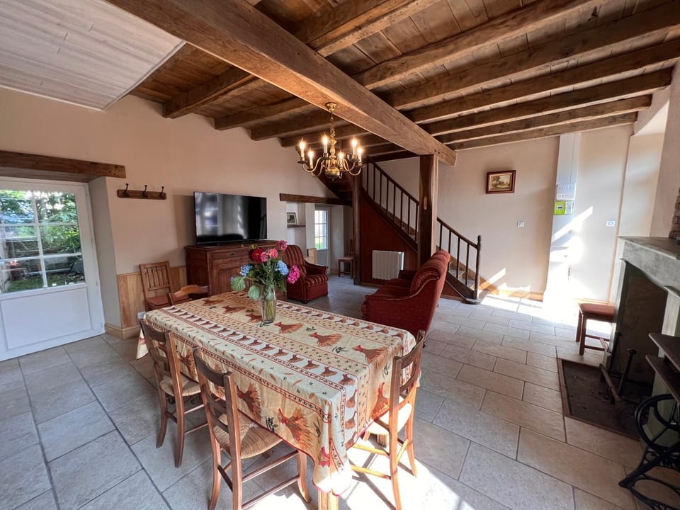 TV and multimedia, Living room, Seating area, Dining area