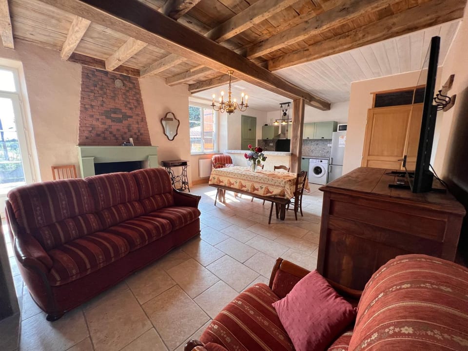 TV and multimedia, Living room, Seating area, Dining area