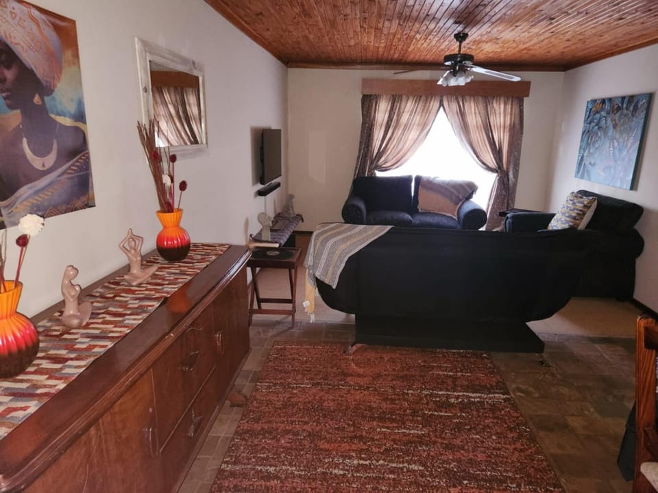 Bed, TV and multimedia, Living room, Photo of the whole room