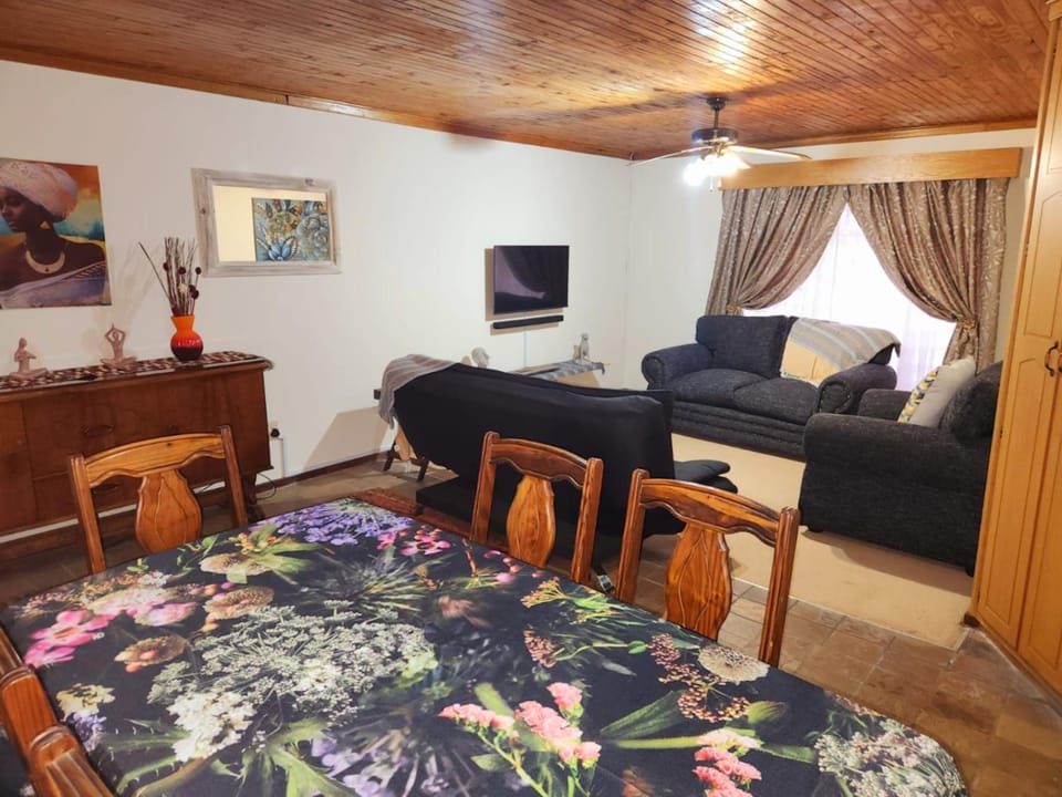 Bed, TV and multimedia, Living room, Photo of the whole room, Seating area, Dining area