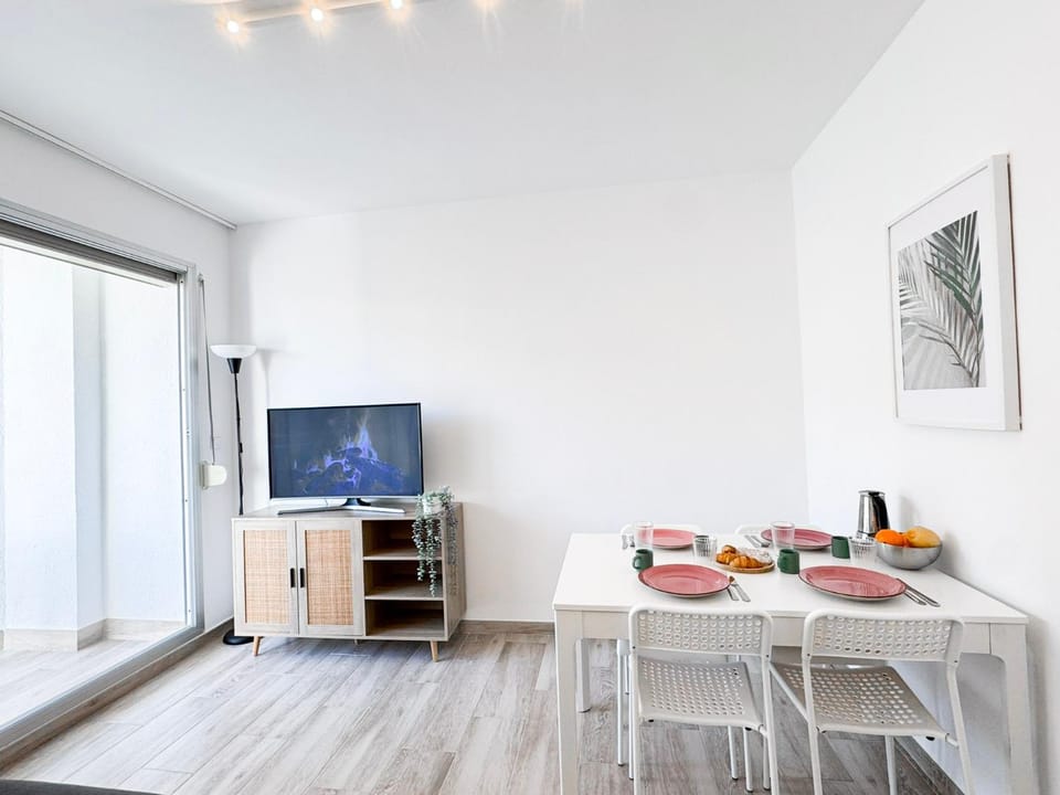 TV and multimedia, Living room, Seating area, Dining area, Evening entertainment