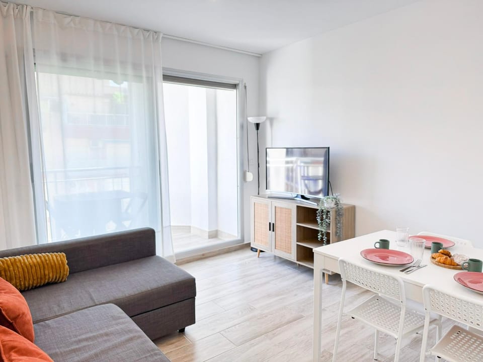 TV and multimedia, Living room, Seating area, Dining area, Evening entertainment