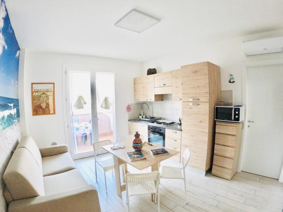 Kitchen or kitchenette, Living room, Seating area, Dining area, minibar, oven, pet friendly, stove