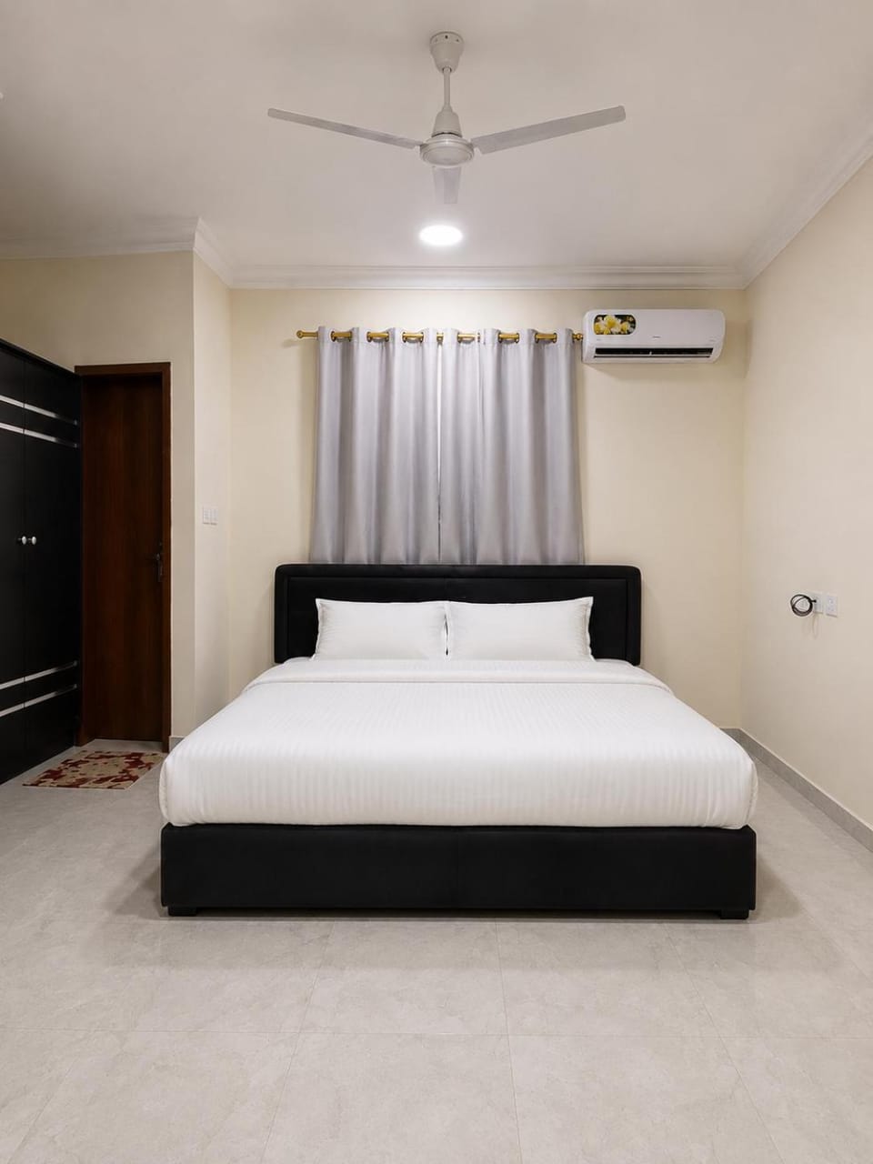 Bed, Photo of the whole room, Bedroom, fireplace, air conditioner