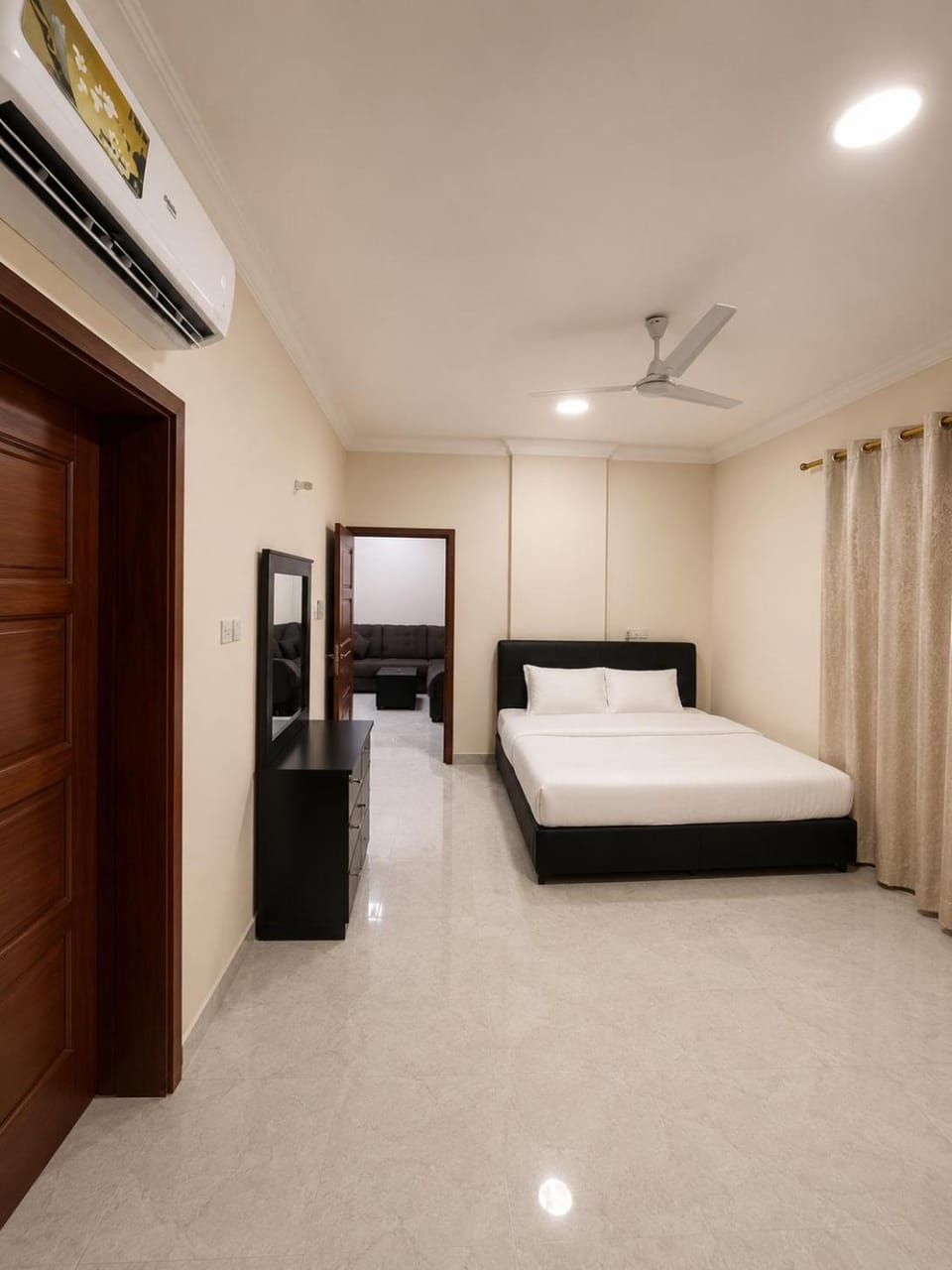 Bed, Photo of the whole room, Bedroom, fireplace, wardrobe, air conditioner