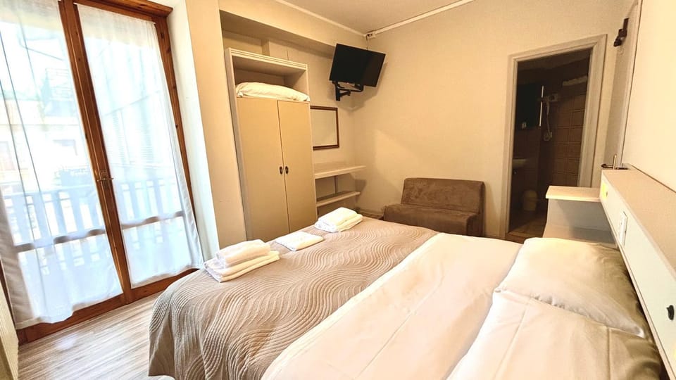 Bed, TV and multimedia, Photo of the whole room, Bedroom, internet, towels, wardrobe, air conditioner
