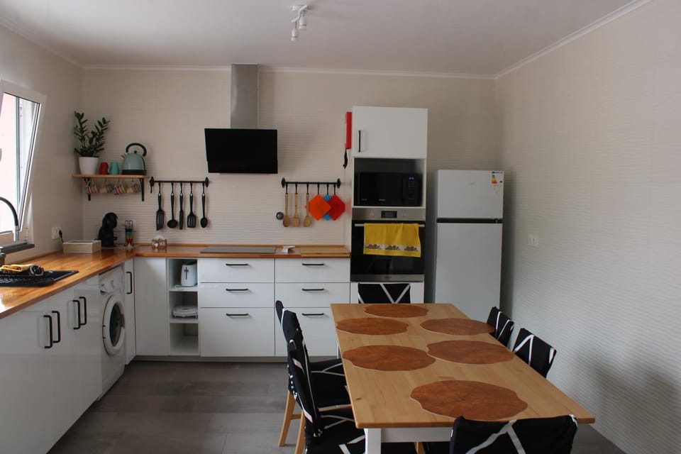 Kitchen or kitchenette, Dining area, minibar, stove