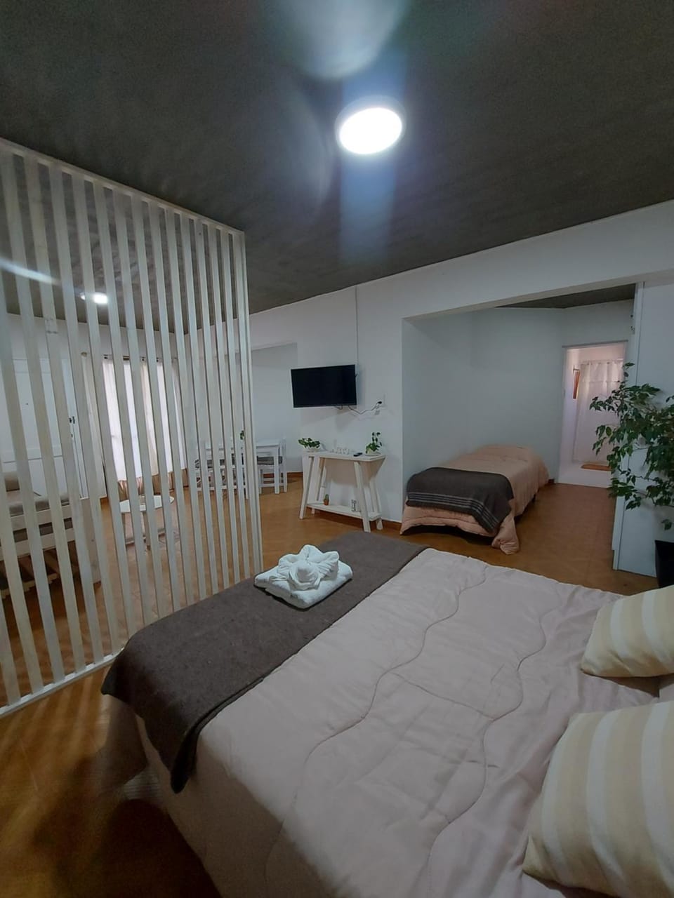 Bed, TV and multimedia, Photo of the whole room, Bedroom