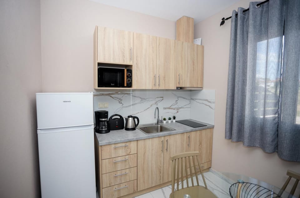 Coffee/tea facilities, internet, microwave, stove, kitchen