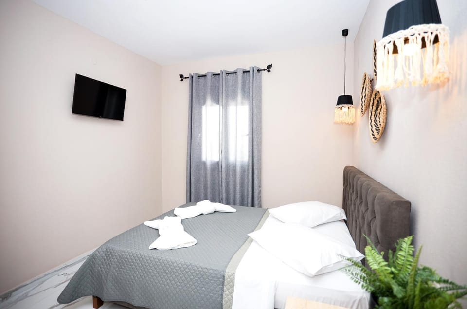 Bed, TV and multimedia, Bedroom, internet, wardrobe