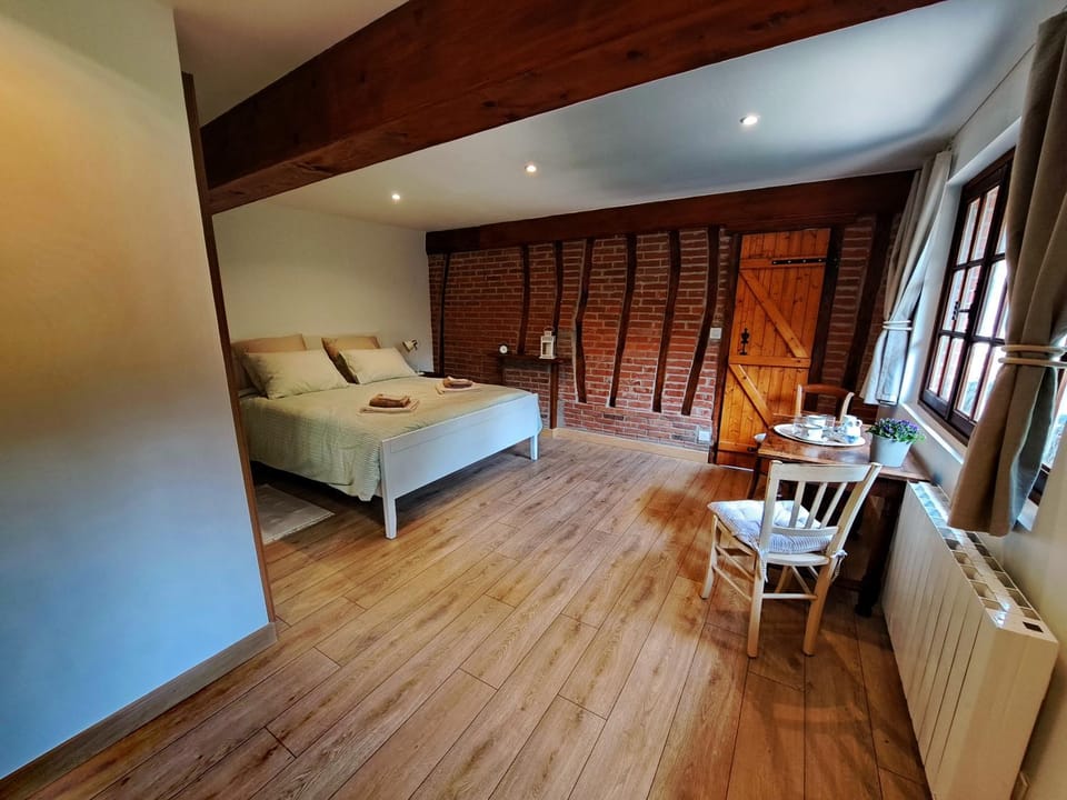Bed, Photo of the whole room, Seating area, Dining area, Bedroom