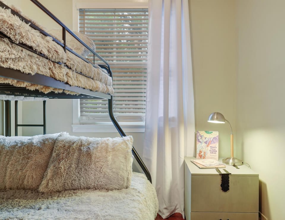 Bedroom, bunk bed