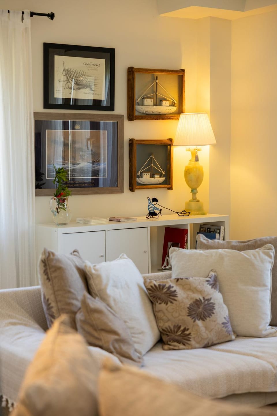 Living room, Seating area