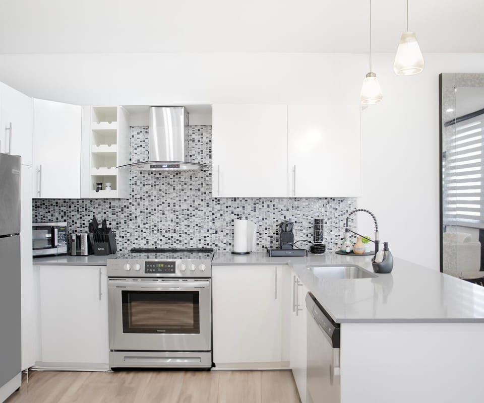 Chic 1-Bedroom Retreat in Montreal's Vibrant Plateau Mont-Royal Area - Apt 3 Apartment in Laval