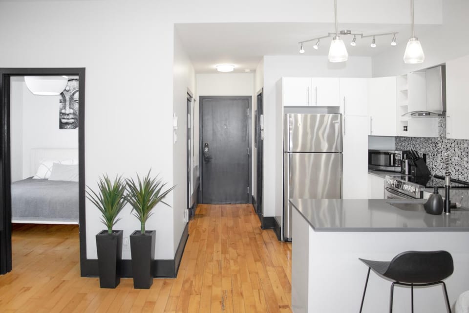 Chic 1-Bedroom Retreat in Montreal's Vibrant Plateau Mont-Royal Area - Apt 3 Apartment in Laval