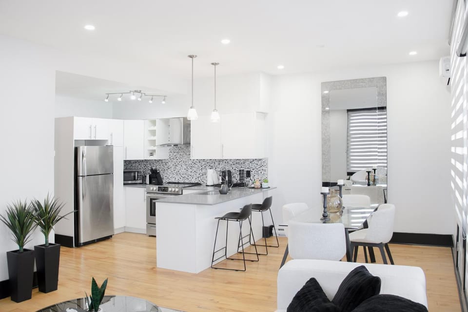 Chic 1-Bedroom Retreat in Montreal's Vibrant Plateau Mont-Royal Area - Apt 3 Apartment in Laval