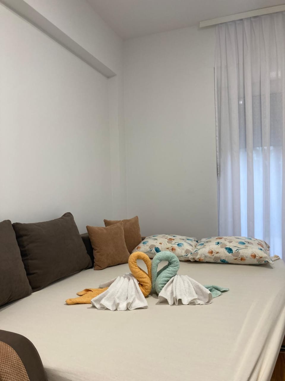 Bed, towels