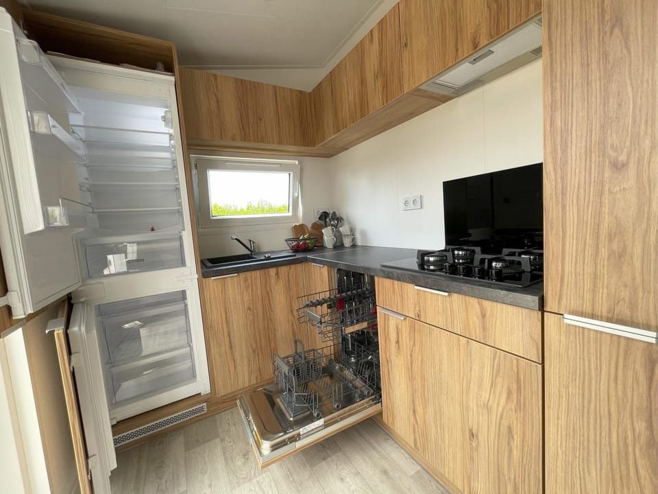Kitchen or kitchenette, dishwasher, stove