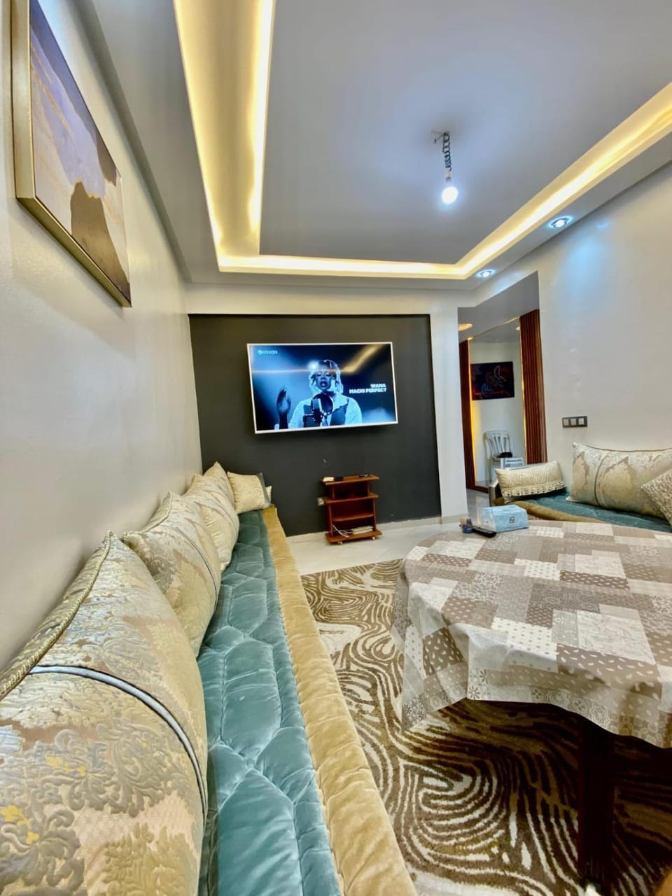 TV and multimedia, Seating area, Dining area