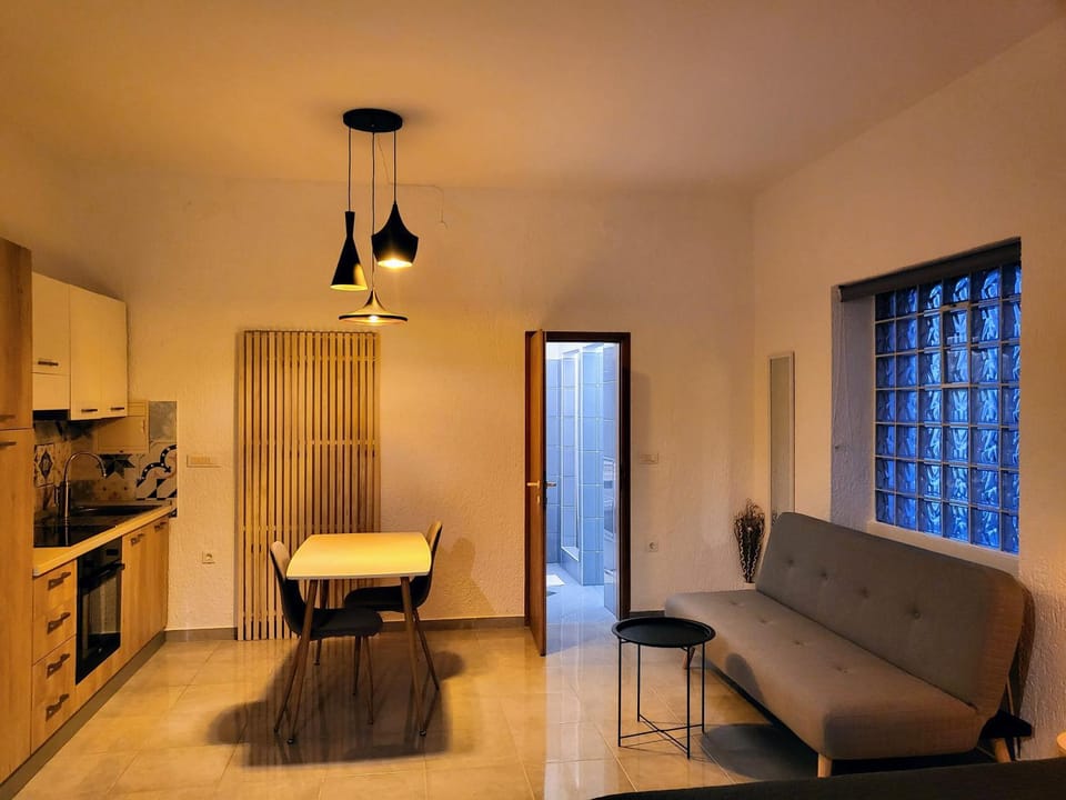 Kitchen or kitchenette, Seating area