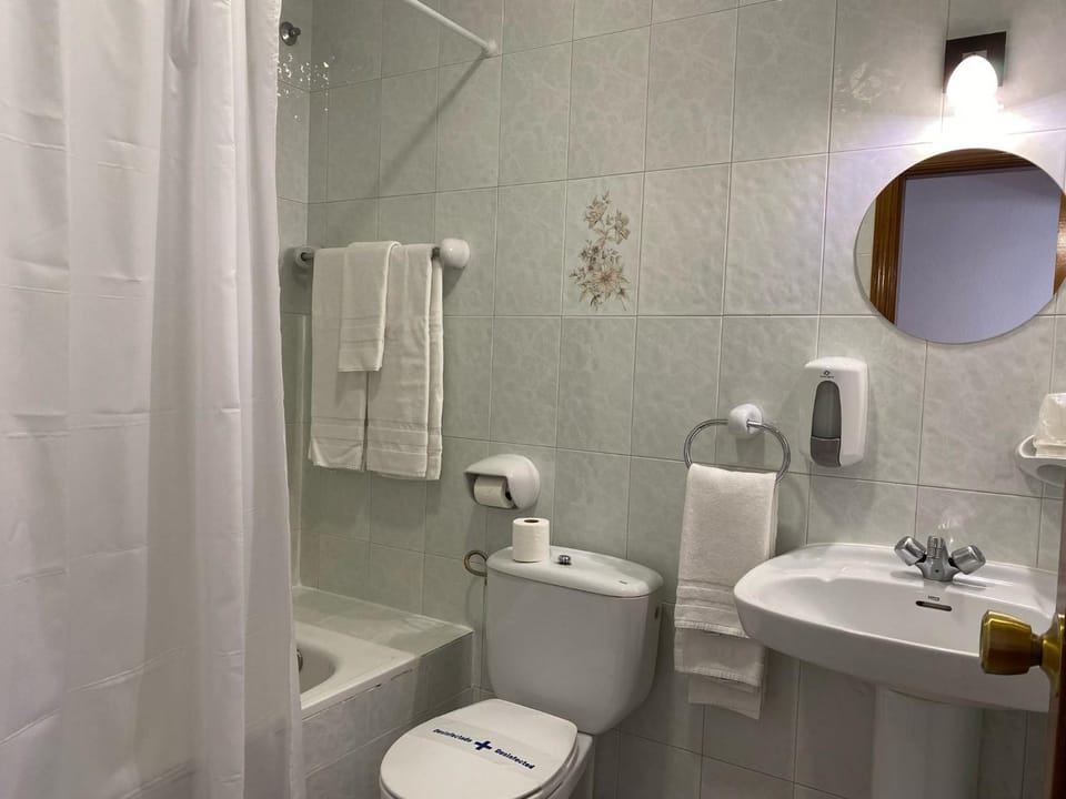 Shower, Toilet, Bathroom, bidet, towels