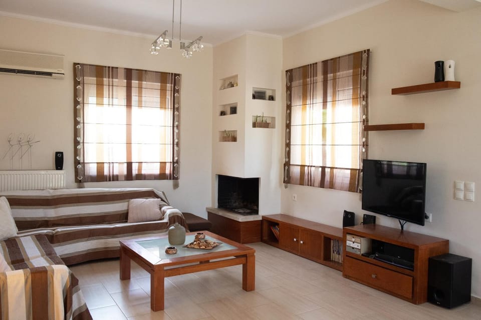 TV and multimedia, Living room, Seating area, Evening entertainment, air conditioner